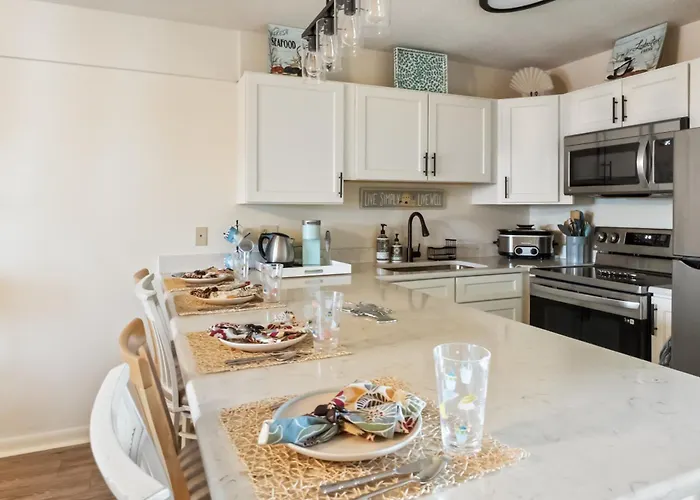 With Prime Location Next To Beach, Jolly Rogers And Boardwalk Apartment
