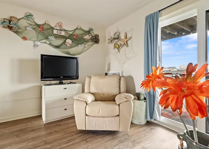 With Prime Location Next To Beach, Jolly Rogers And Boardwalk Apartment *